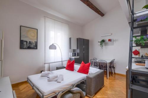 佛羅倫斯的住宿－Loft Numero Quattro，白色客房,配有红色枕头的床