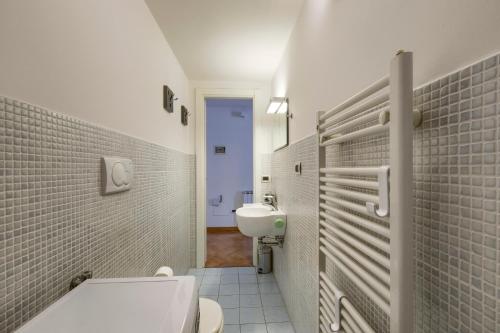 佛羅倫斯的住宿－Loft Numero Quattro，一间带卫生间和水槽的浴室