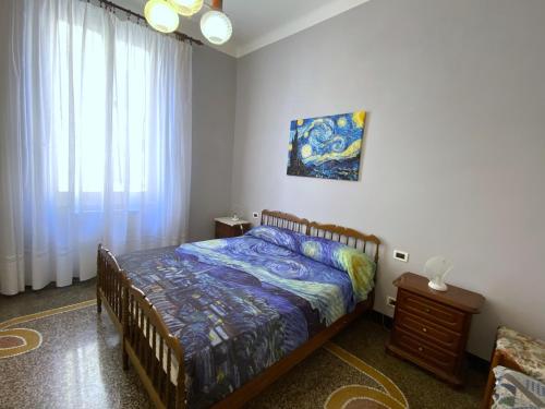 Schlafzimmer mit einem Bett und einem Fenster in der Unterkunft La Casa dei Ricordi in Genua