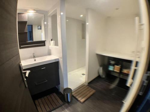 Et badeværelse på Maison tranquille dans village