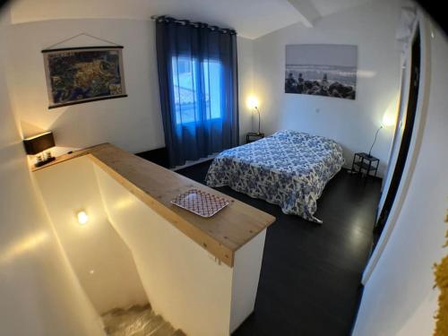 מיטה או מיטות בחדר ב-Maison tranquille dans village