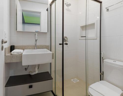 uma casa de banho com um lavatório e um WC em Apto em cond Thai Beach Home Spa TBS1105 em Florianópolis