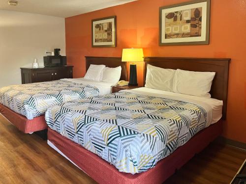 Un pat sau paturi într-o cameră la Suites Dayton OH Englewood
