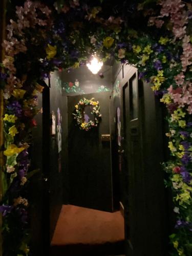 The Mad Hatter – Photos 2