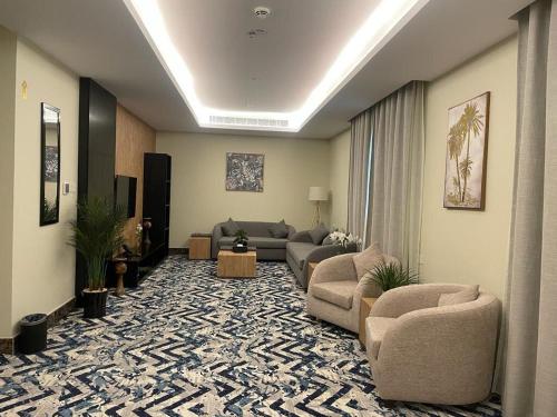 sala de estar con sofá y sillas en una habitación en بنزرت للشقق الفندقيه, en Al Hofuf