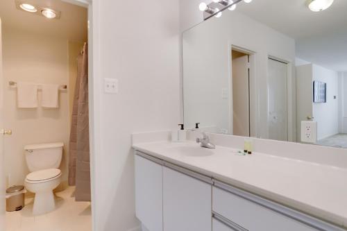 bagno con lavandino, servizi igienici e specchio di Style & Comfort in a stylish condo @Crystal City ad Arlington