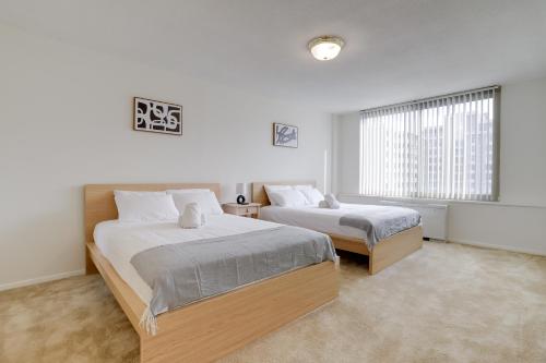 um quarto com 2 camas e uma janela em Style & Comfort in a stylish condo @Crystal City em Arlington