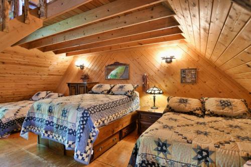 Ένα ή περισσότερα κρεβάτια σε δωμάτιο στο Golf Road Lake House