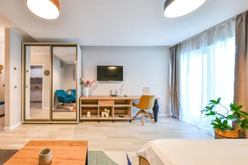 a living room with a desk and a mirror at My Place Dorobantilor in Cluj-Napoca