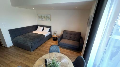 une chambre avec un lit, une chaise et une table dans l'établissement Rising Sun 3 by Housine,pl, à Zator