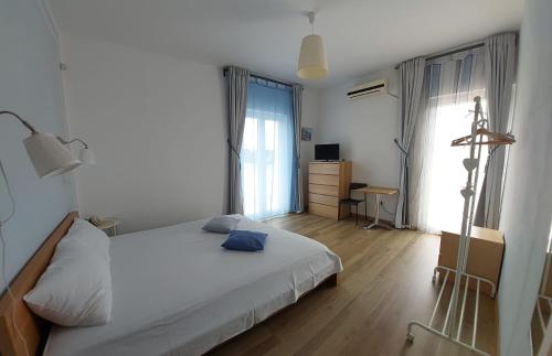 sypialnia z białym łóżkiem, biurkiem i oknem w obiekcie CASA MONTEFINESE w mieście Casamassima