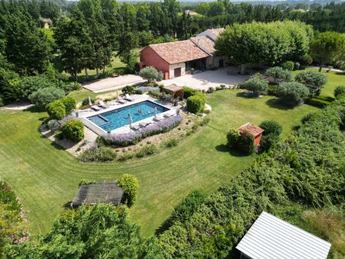 een luchtzicht op een huis met een zwembad in een tuin bij Le Mas Terre Des Anges Gite in Sarrians