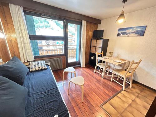 un salon avec un canapé et une table dans l'établissement Studio cosy au pied des pistes des Chavannes, 4 couchages, proche commerces et activités - FR-1-623-224, aux Gets
