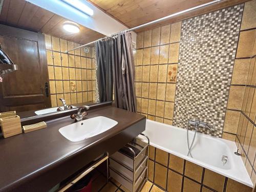 une salle de bain avec un lavabo et une baignoire dans l'établissement Studio cosy au pied des pistes des Chavannes, 4 couchages, proche commerces et activités - FR-1-623-224, aux Gets