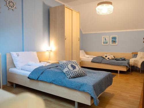 1 Schlafzimmer mit 2 Betten in einem Zimmer in der Unterkunft Two-level apartment, Pobierowo in Pobierowo