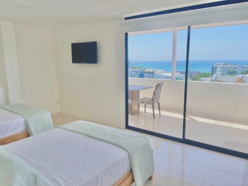 Apartamento con hermosa vista في مانتا: غرفة نوم مع سرير وإطلالة على المحيط