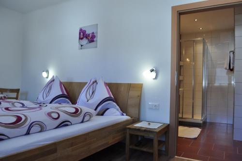 a bedroom with a bed and a small table at Haashof in Vordergöriach