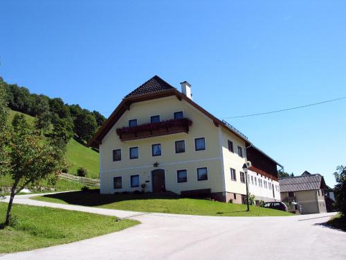 uma grande casa branca com um telhado de gambrel em Haashof em Vordergöriach