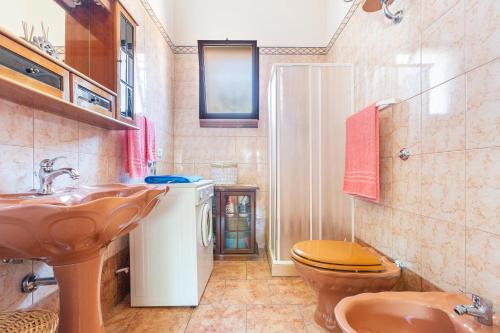 ein Bad mit einem Waschbecken und einem WC in der Unterkunft Trullo Kalia by BarbarHouse in San Michele Salentino