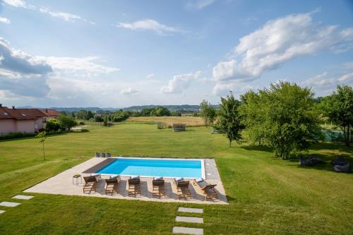 Bazén v ubytování Iris Croatica K - superior apartment with shared pool, awarded BEST APARTMENT IN CROATIA 2024 nebo v jeho okolí