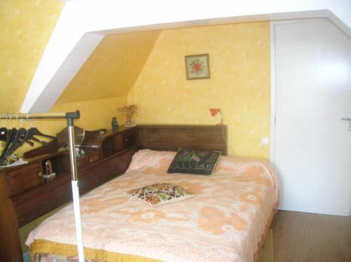 ein Schlafzimmer mit einem Bett in einem Zimmer in der Unterkunft Gîte à Noailhac ferme au calme bourg & église XII in Noailhac