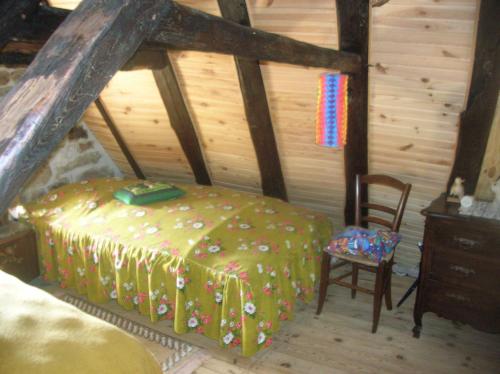 Tempat tidur dalam kamar di Gîte à Noailhac ferme au calme bourg & église XII