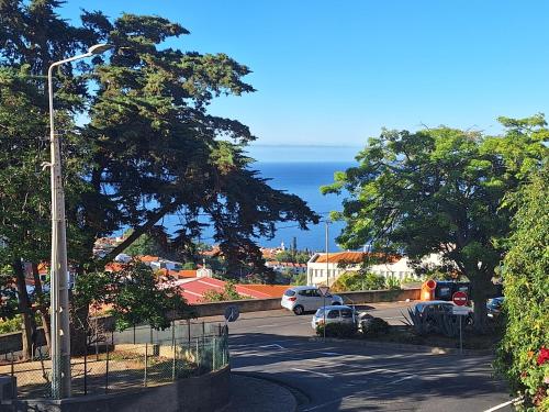 - un parking avec vue sur l'océan dans l'établissement Funchal Apartments - New Botanic Garden Petit Studios, à Funchal