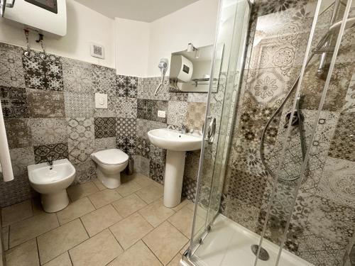 a bathroom with a toilet and a sink and a shower at ARA Home in Marcellinara