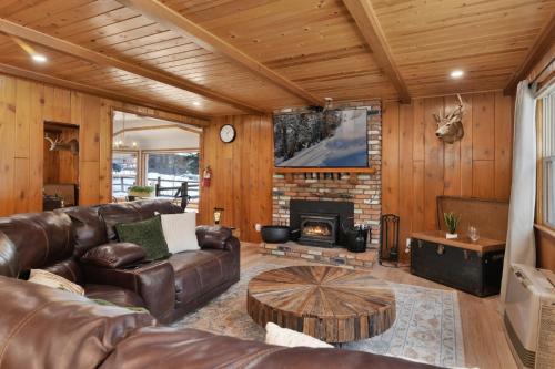 - un salon avec un canapé en cuir et une cheminée dans l'établissement 2288-Brunos Cabin chalet, à Big Bear Lake