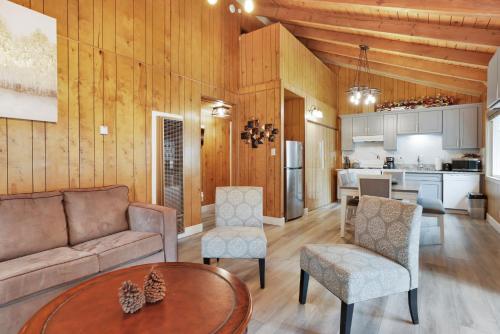 大熊湖的住宿－2334-Sweet Retreat Combo cottage，客厅配有沙发、椅子和桌子