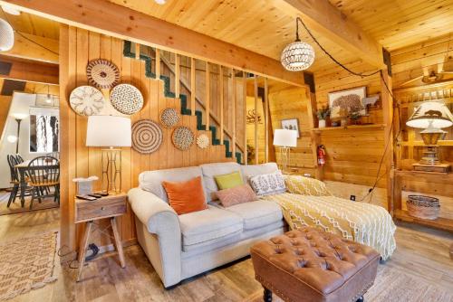 uma sala de estar com um sofá e uma escada em 2299-Bear Mountain Cabin chalet em Big Bear Lake