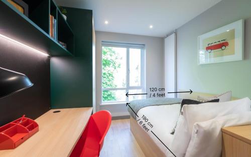 una camera con letto, scrivania e finestra di JOIVY Affordable Dublin Thomas Street - Adults only a Dublino