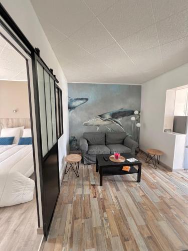 ein Wohnzimmer mit einem Sofa und einem Tisch in der Unterkunft Maison Saint Michel in Cabourg