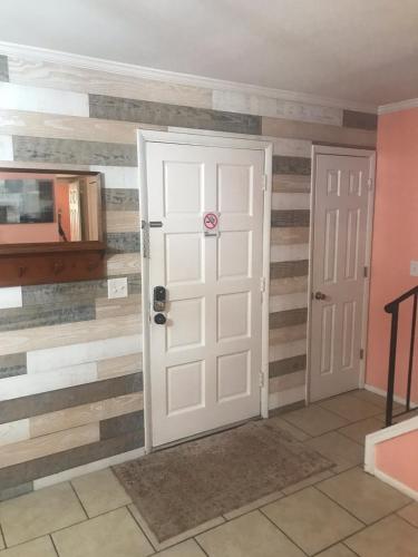 Elegant 2-bedroom pet-friendly villa w 2 parking spaces photo 16