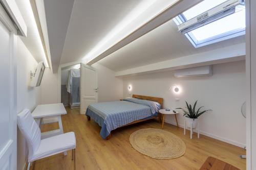 a bedroom with a bed and a skylight at Appartamento Rena Bianca in Santa Teresa Gallura