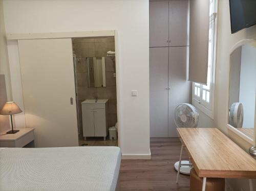 a living room with a table and a kitchen at HOSPEDARIA LONDRES in Porto