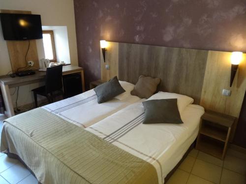 サラヴァにあるLa Vieille Tourのベッドルーム1室(大きな白いベッド1台、枕2つ付)