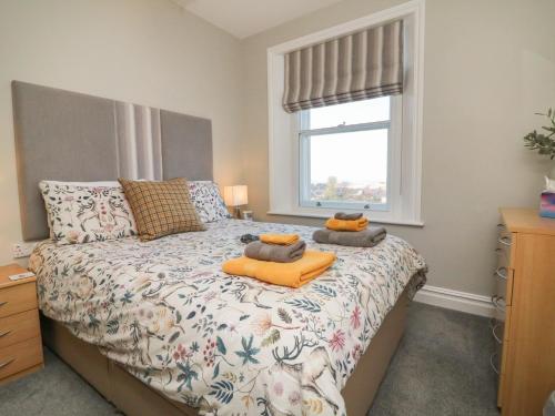 Un dormitorio con una cama grande y una ventana en The Outlook, en Minehead
