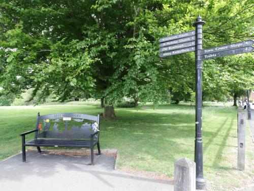 Taman di luar Hillcroft