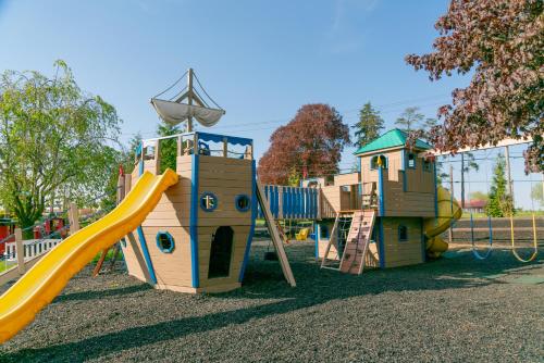 um parque infantil com um escorrega e uma estrutura de jogos em Fulton Steamboat Inn em Lancaster