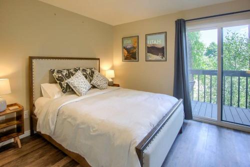 1 dormitorio con 1 cama grande y balcón en Wolf Lodge Condo - Hale 312, en Eden