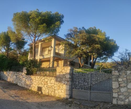 ein großes Haus hinter einer Steinmauer in der Unterkunft Increíble Casa Rural en la Sierra de Altomira in Albalate de Zorita