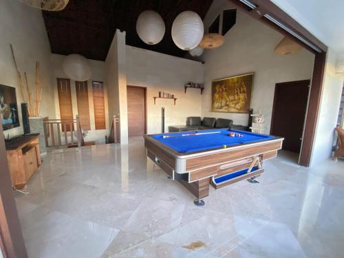a large room with a pool table in it at Villa DiKebun in Uluwatu
