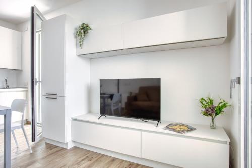 Just Urban Stays - Modern 1-BR Flat with 90 sqm Terrace - M4 Tolstoj