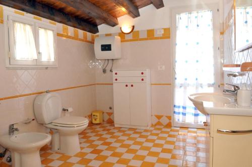 a bathroom with a toilet and a sink at VILLA CALA BERNARDO 2 Appartamenti in Calabernardo