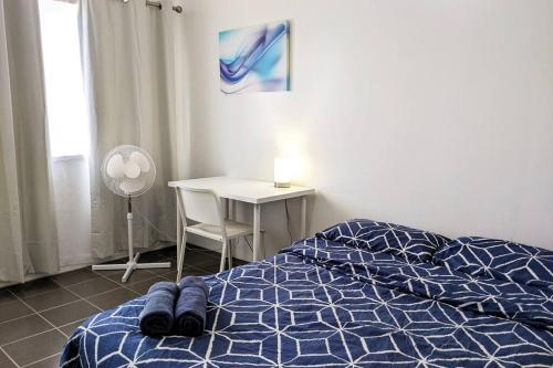 1 dormitorio con cama, escritorio y escritorio en *Promo* 2-Bedroom Villa Next to Train Station!, en Melbourne