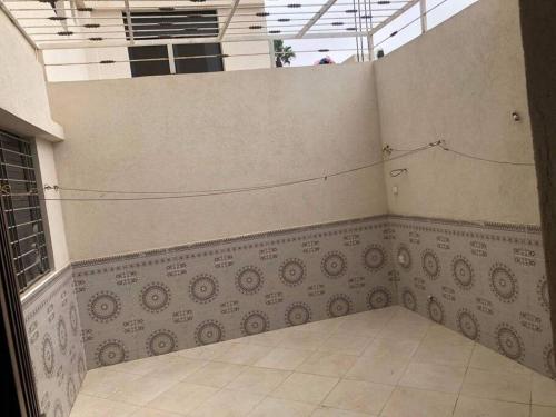 uma sala vazia com uma parede com uma espiral igunigunigunigunigunigun em Appartement à elJadida Bienvenue em El Jadida