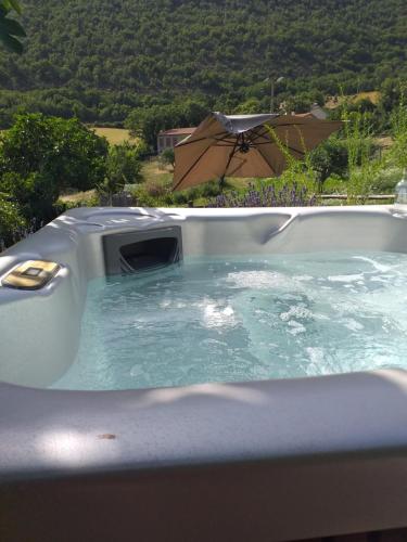Bazén v ubytování Agriturismo campagna in compagnia nebo v jeho okolí