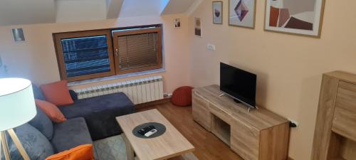 Una televisión o centro de entretenimiento en Amar5