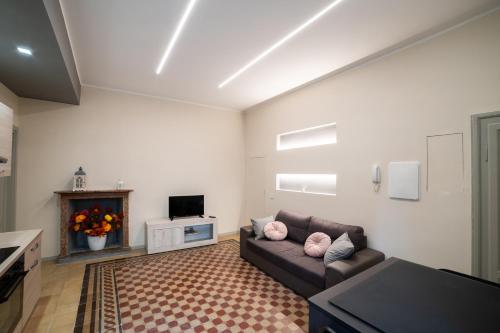 a living room with a couch and a fireplace at Appartamento La Piazzetta in Cremona
